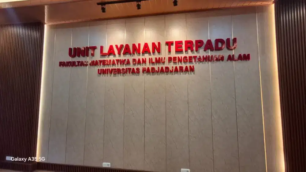 Huruf timbul akrilik