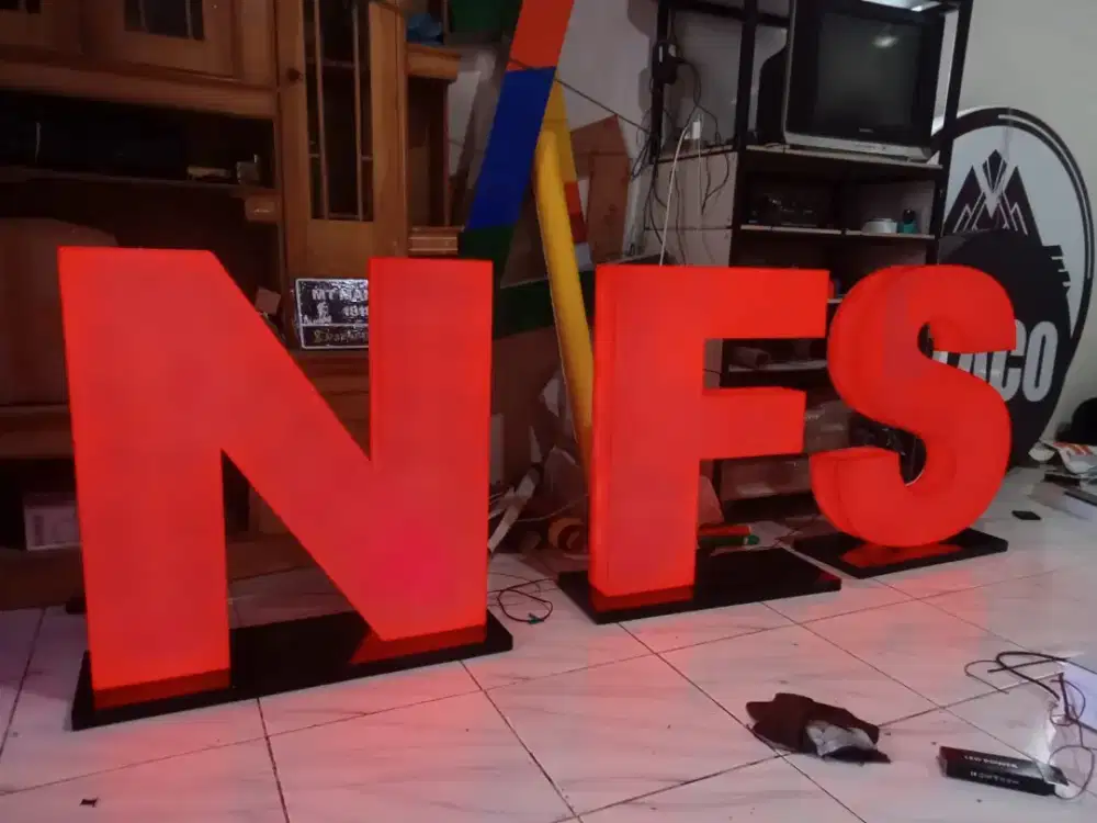 Huruf timbul akrilik