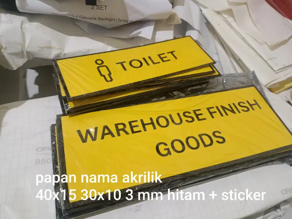 Papan nama akrilik