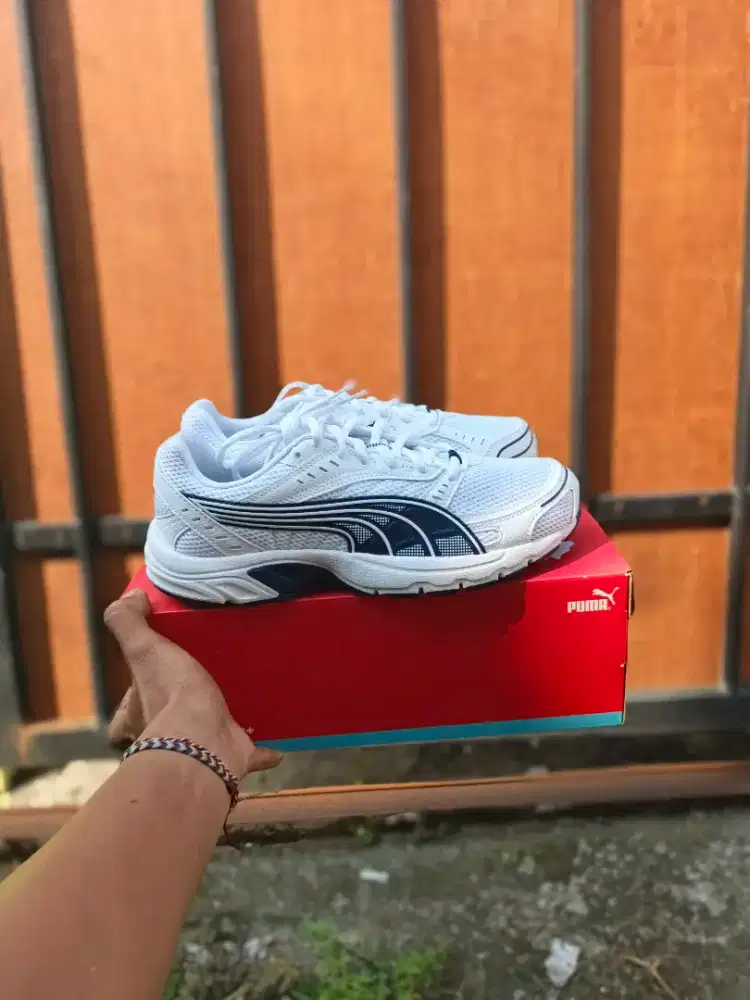 SEPATU TRAINER AXIS PUMA WHITE PEACOT