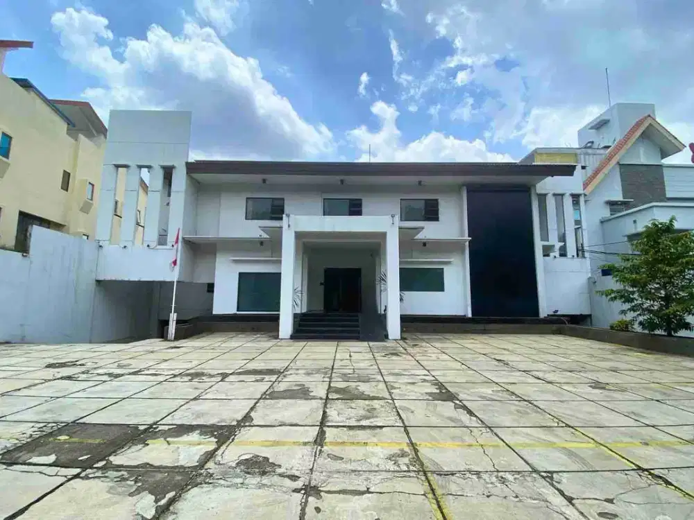 Di Sewakan / Di Jual Gedung Kantor, Siap Pakai, Lokasi Sangat Strategis Di Kebayoran Baru.