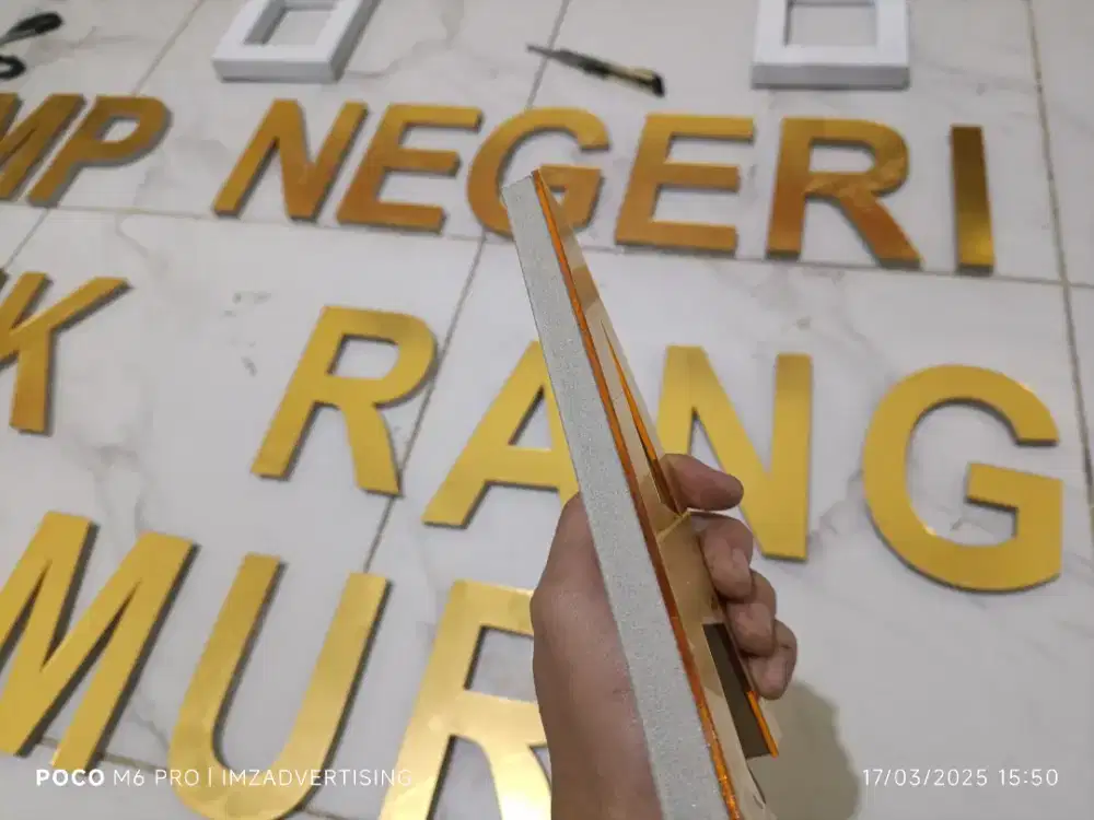 Huruf timbul akrilik gold