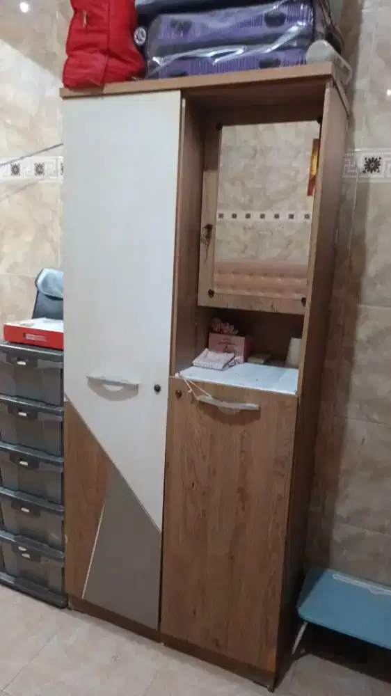 LEMARI 2 PINTU + NAKAS KACA ( TEMPAT KOSMETIK )