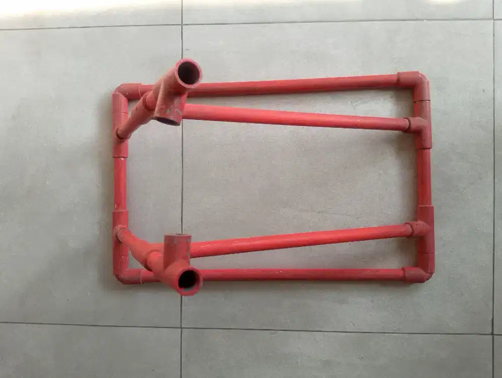 paddock standar sepeda warna merah