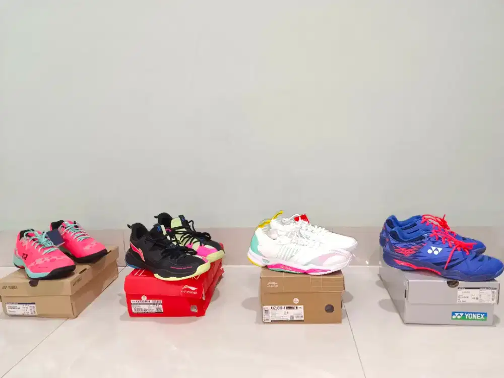 Dijual sepatu badminton