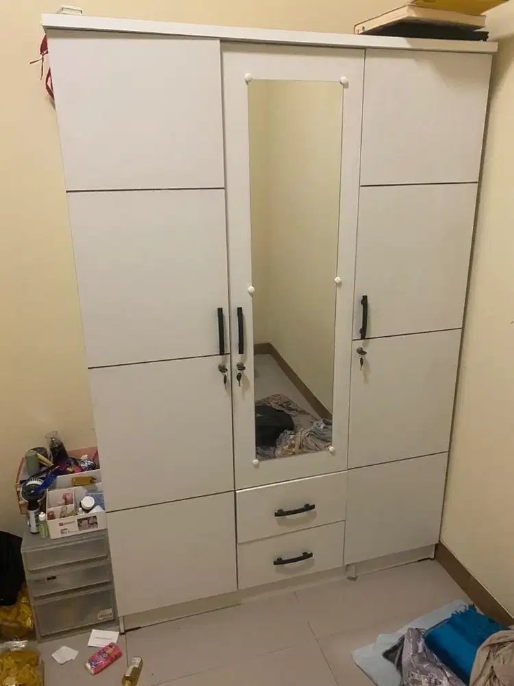 Lemari kayu masih baru