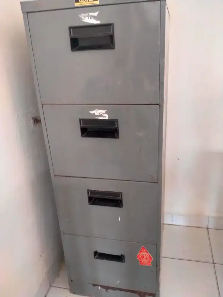 Lemari besi Filing kabinet