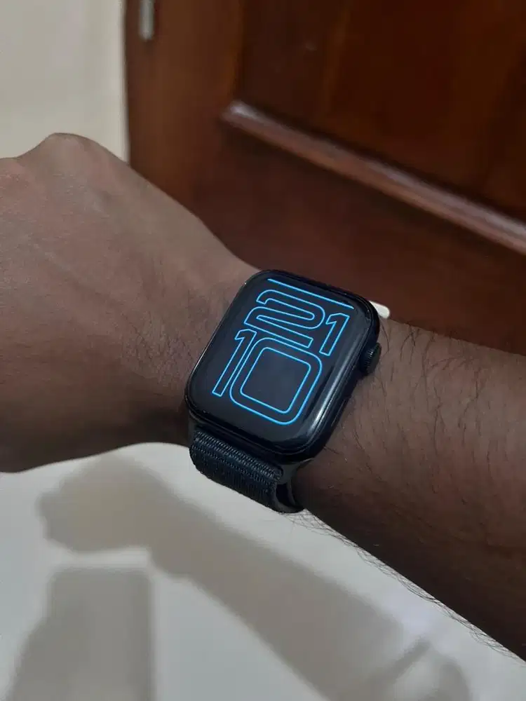 Apple Watch SE Gen 2 44mm resmi ibox fullset mulus pemakaian