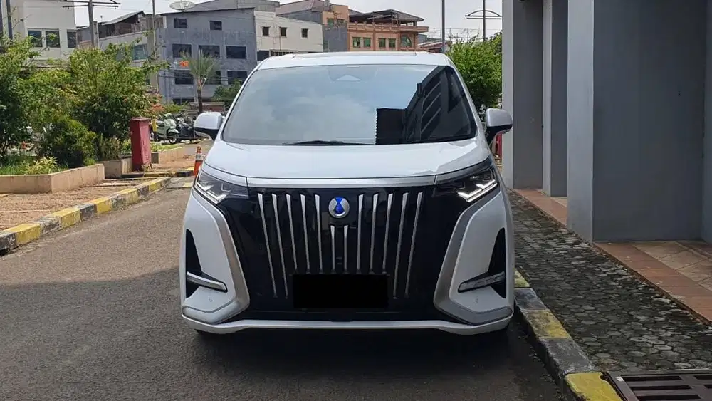Denza D9 Elite FWD 4X2 EV AT 2024 Putih New Condition km.32perak