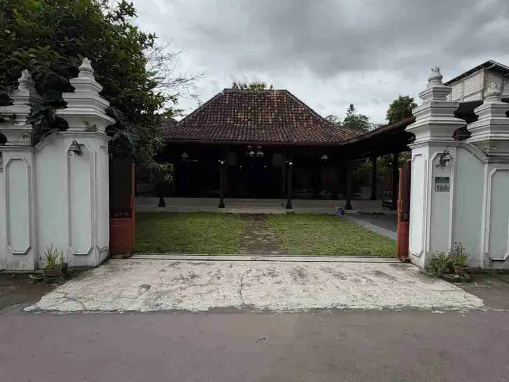 RUMAH KLASIK JOGLO FULL KAYU JATI KUNO DENGAN KOLAM RENANG DI JALAN KALIURANG KM. 13