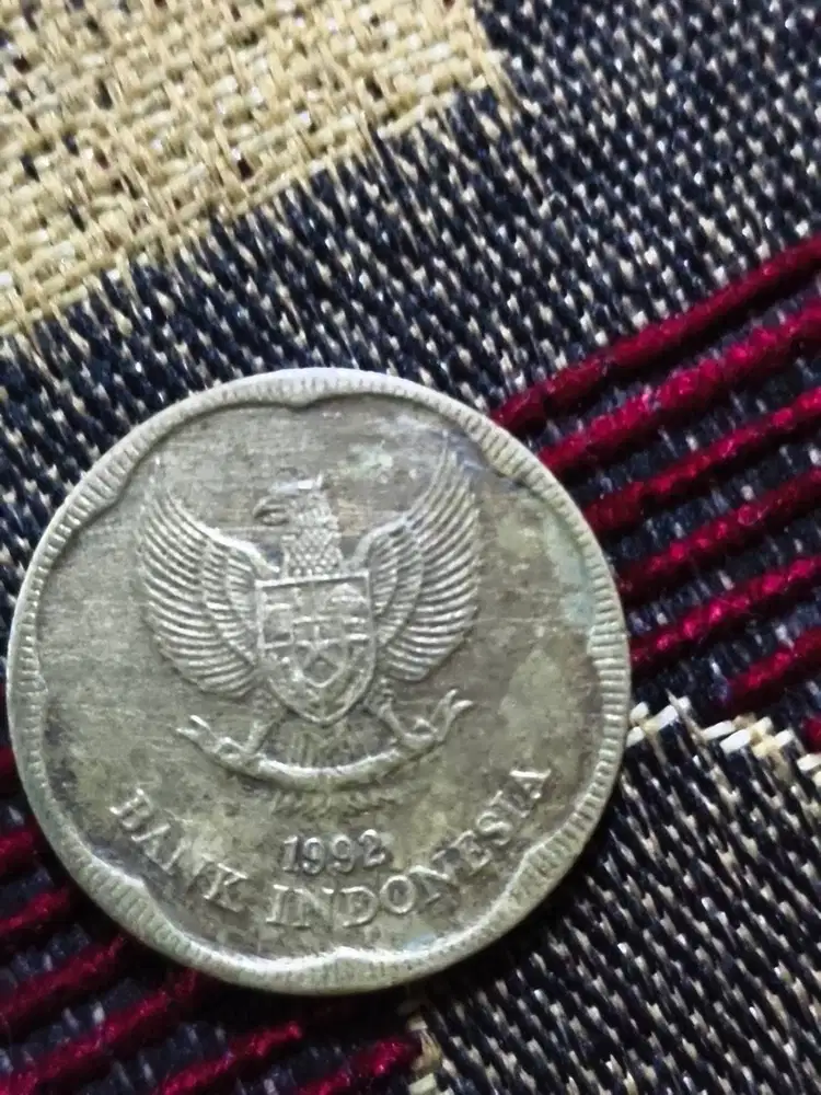 Koin antik bergambar bunga melati