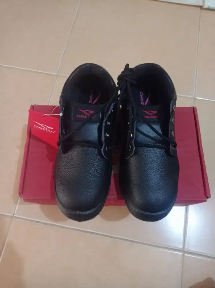 Sepatu safety cheetah size 41