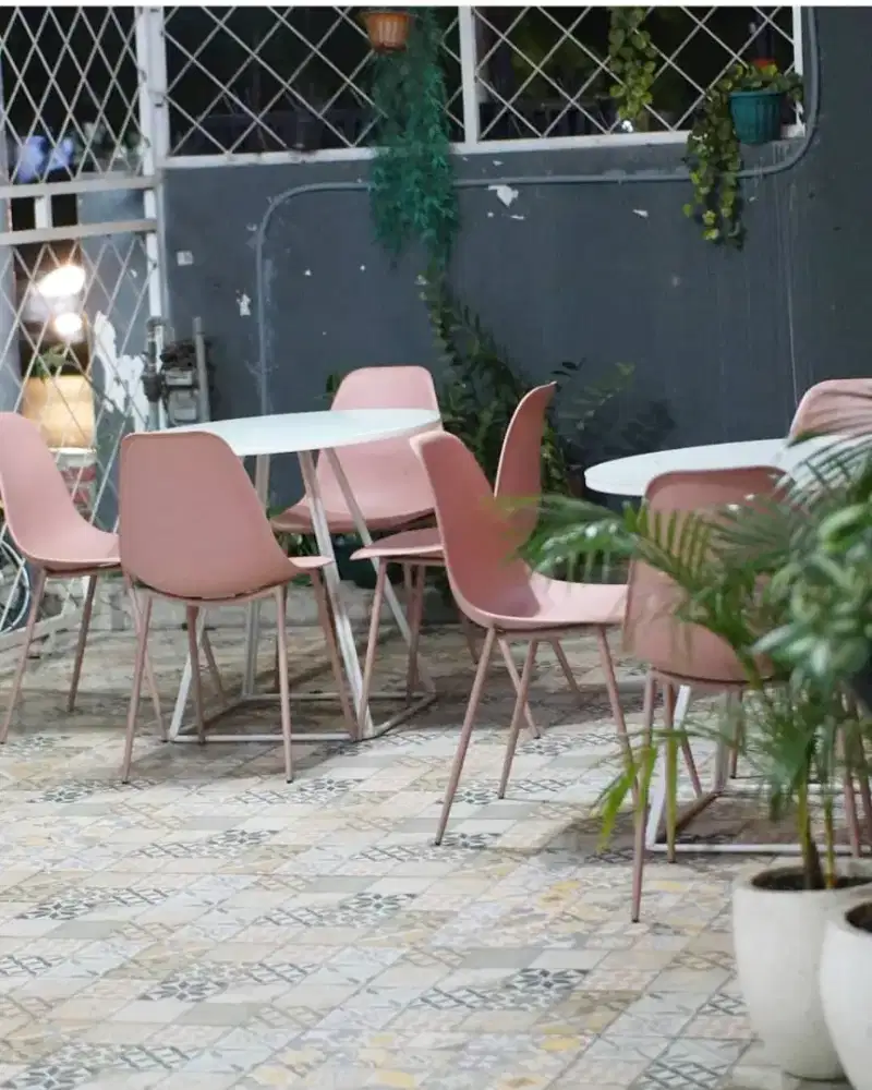 2 meja bulat + 4 kursi Informa