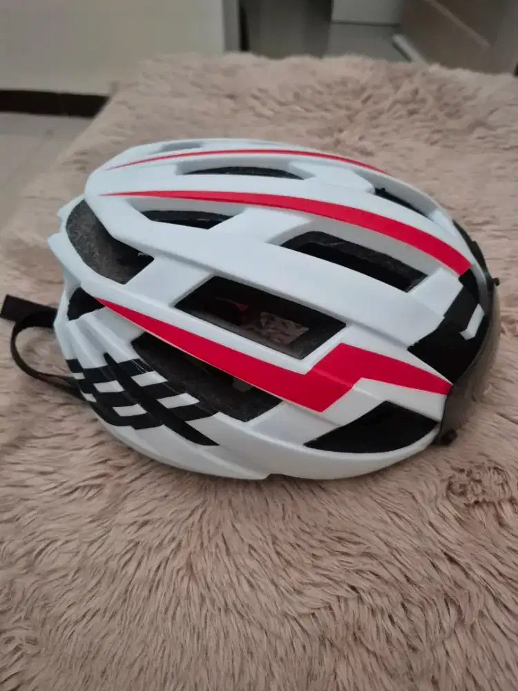Helm Sepeda masih kelihatan baru jarang dipakai