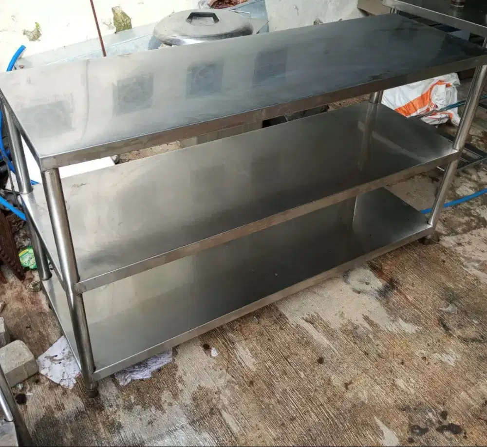 Meja Stainless 3 Susun – Praktis dan Efisien untuk Area Kerja