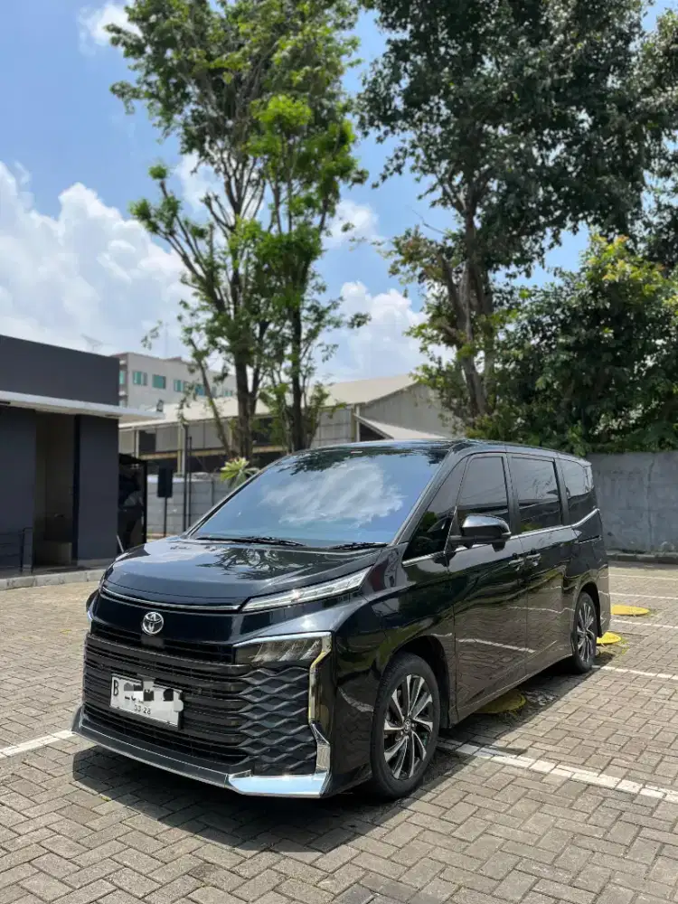 Toyota Voxy 2023