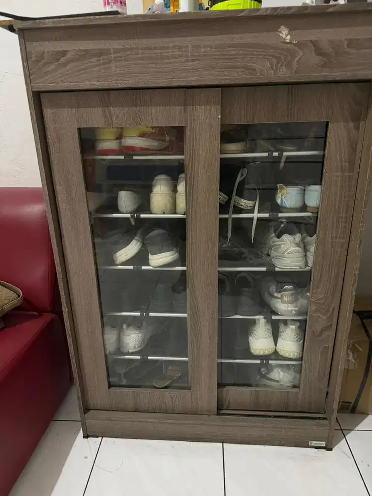 Lemari sepatu bekas
