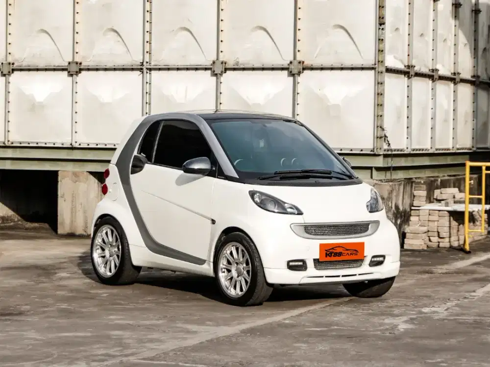 SMART FORTWO AT
White on Black
2010 Faktur pemakaian 2012