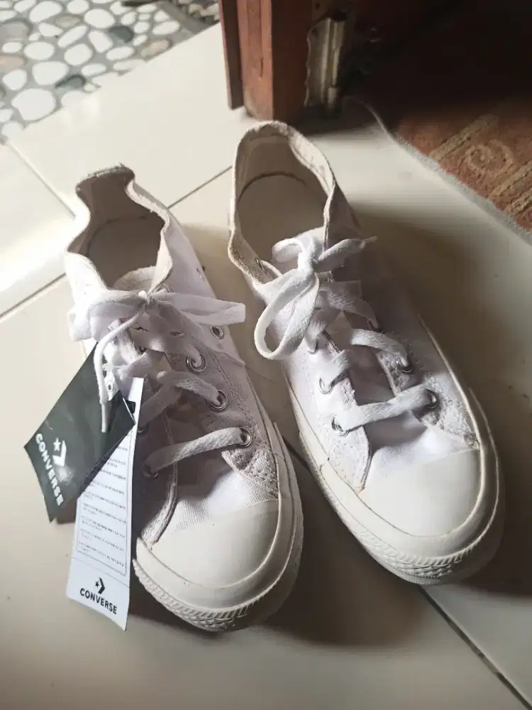 Dijual sepatu Converse putih baru