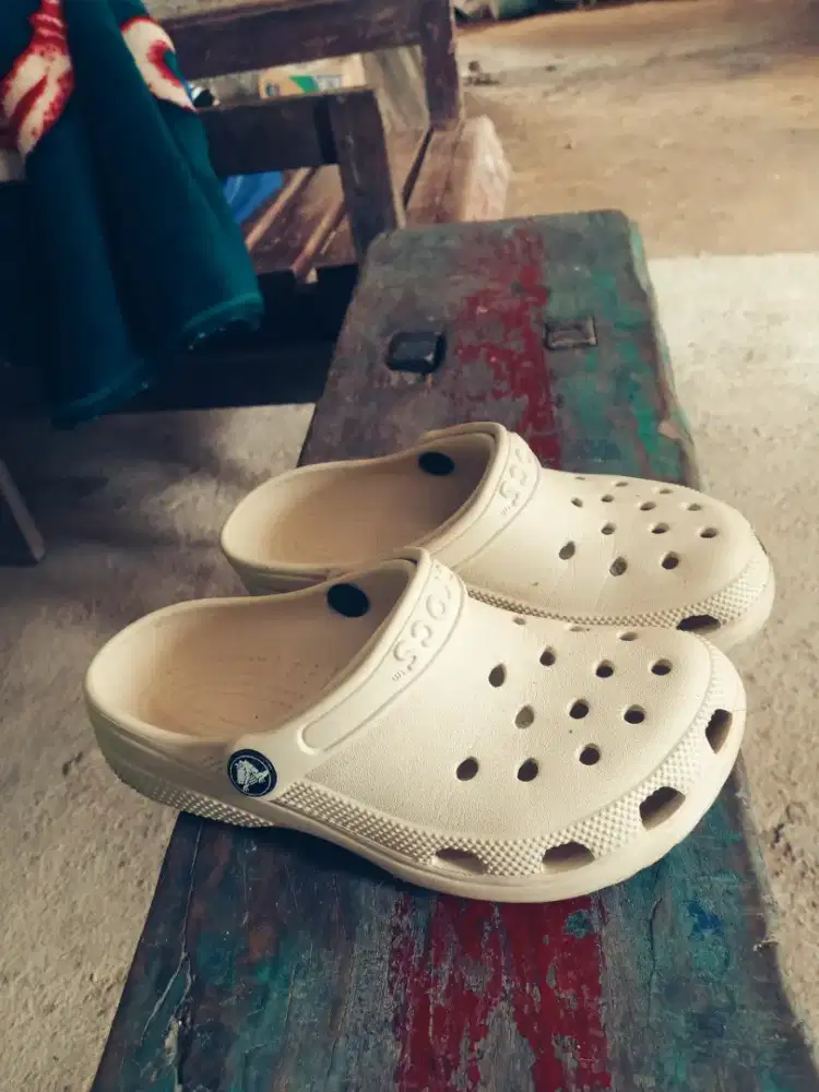 Sendal Crocs warna bone beige