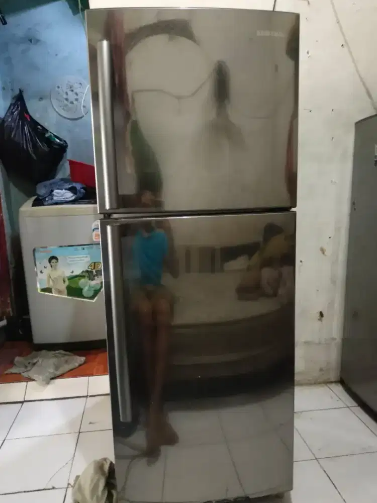 Dijual kulkas 2pintu SAMSUNG KONDISI NORMAL SIAP PAKAI RAK LENGKAP