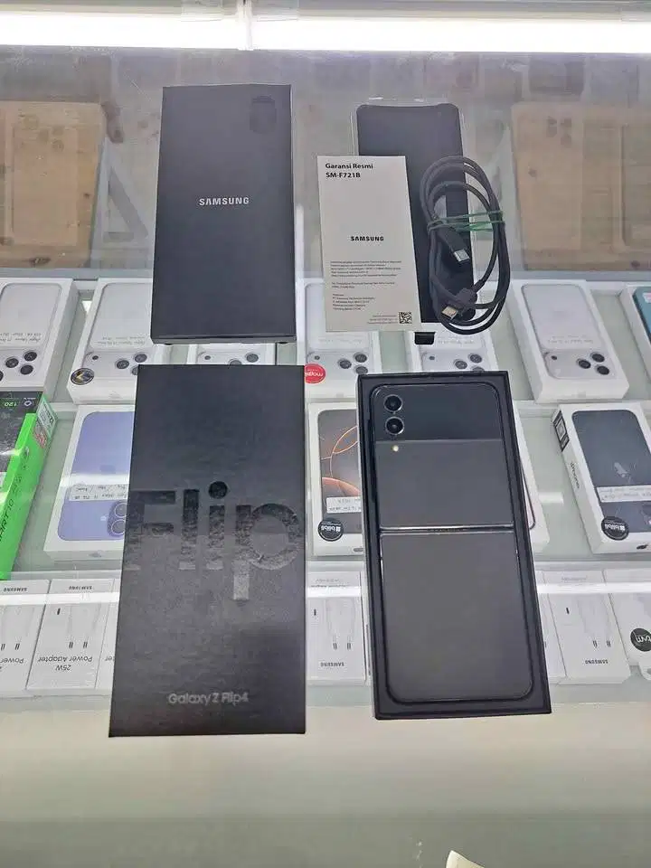 Second Samsung Galaxy Z Flip 4 8/128GB Graphite Ex Resmi SEIN Mulus
