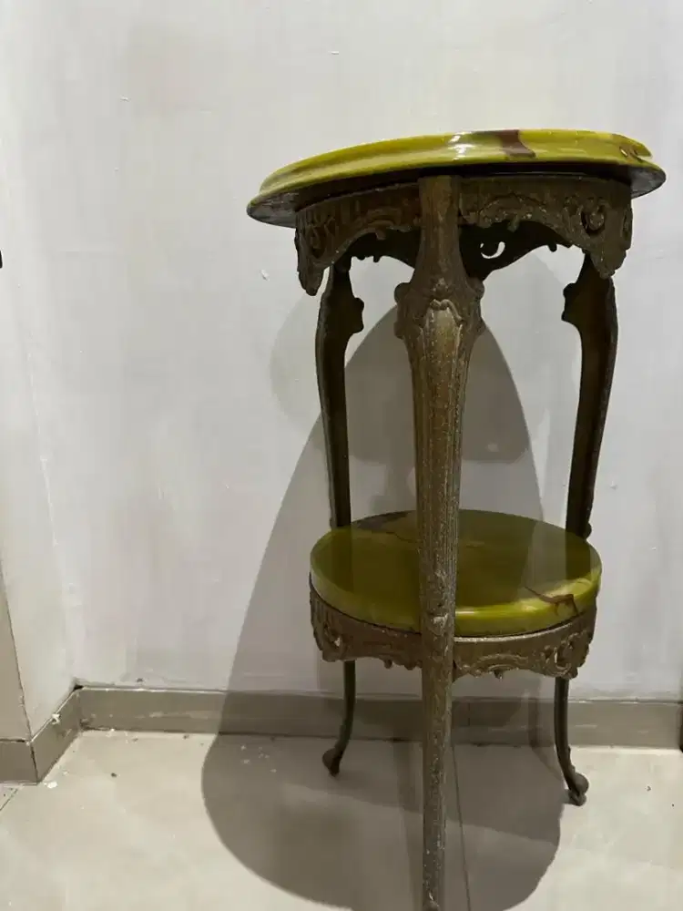 Meja Sudut Antik Batu Onyx Hijau & Kuningan Klasik 2 Tingkat