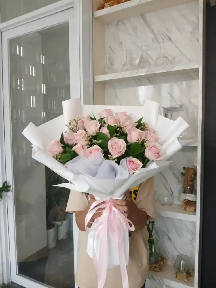 Dibutuhkan 1 orang marketing dan 1 orang assistant florist