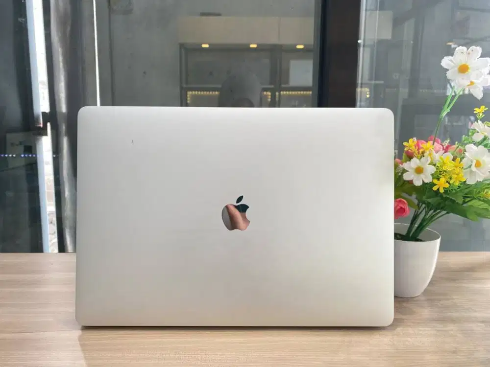 MacBook Pro A1990 15 Inch Intel Core I9 Ram 32GB SSD 512GB