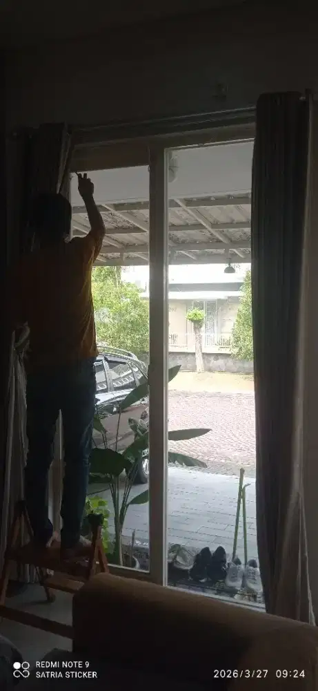 Pasang kaca film perumahan stiker kantor tolak panas oneway murah