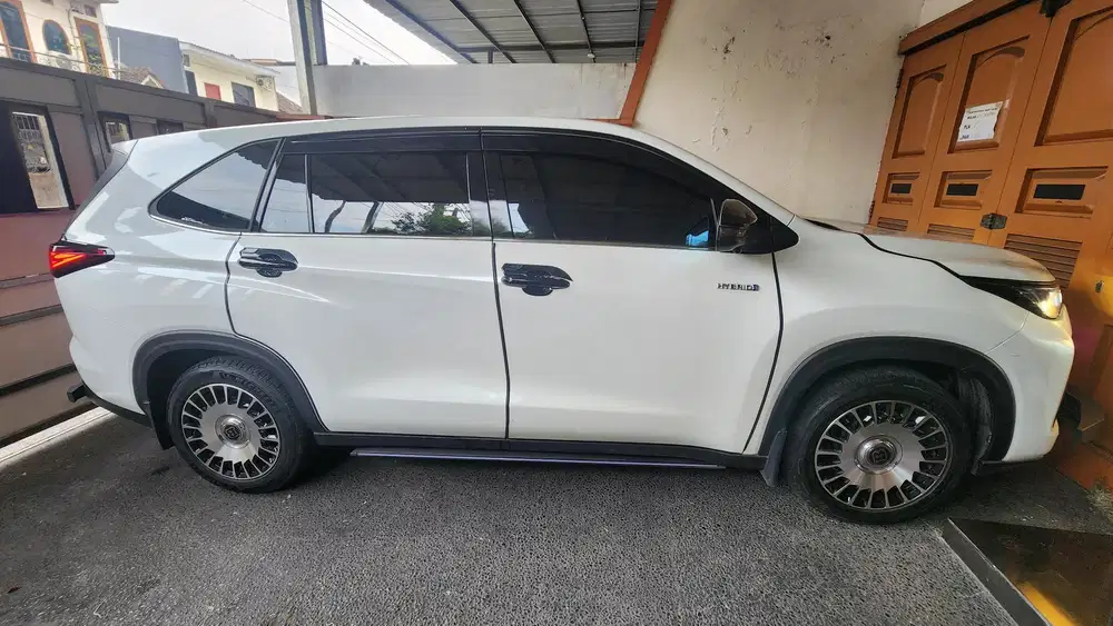 Toyota Kijang Innova Zenix 2025 Hybrid Plat 3 Angka Mobil terawat