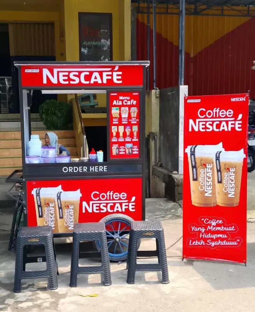 Dibutuhkan tenaga untuk jaga stand minuman kopi
