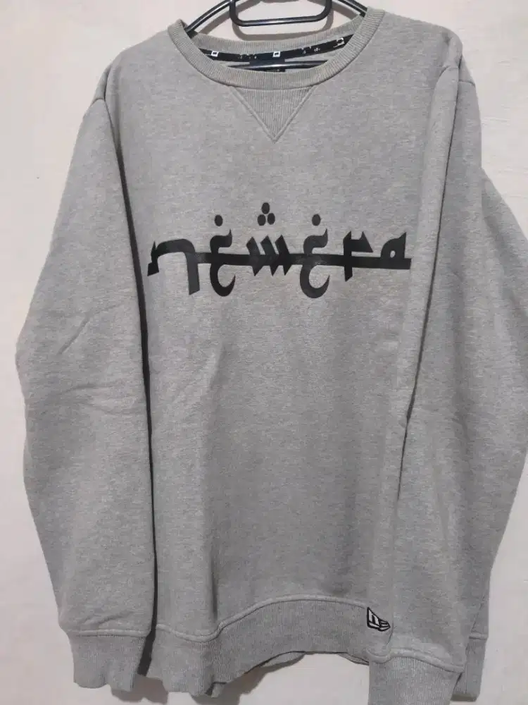 New Era crewneck sweater masih bagus tdk uniqlo zara vans deus h&m cdg