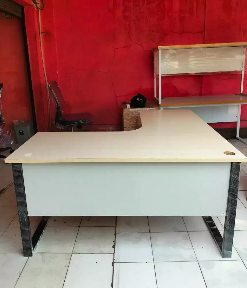 Meja kantor direksi leter L