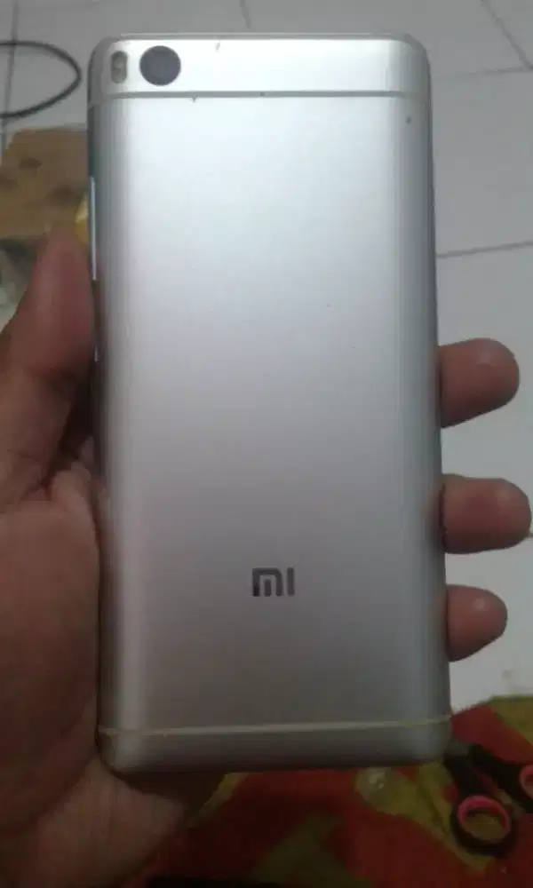 Xiaomi Mi 5s 4G 4/128 layar 5.2 inchi