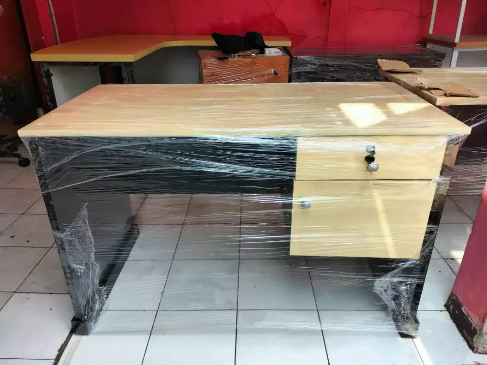 Meja kantor staf laci