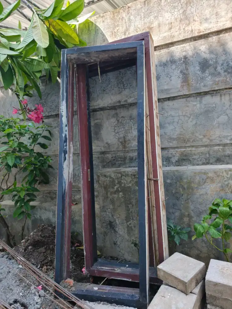 Pintu sleding 1,beberapa kusen,beberapa pintu kaca/kayu