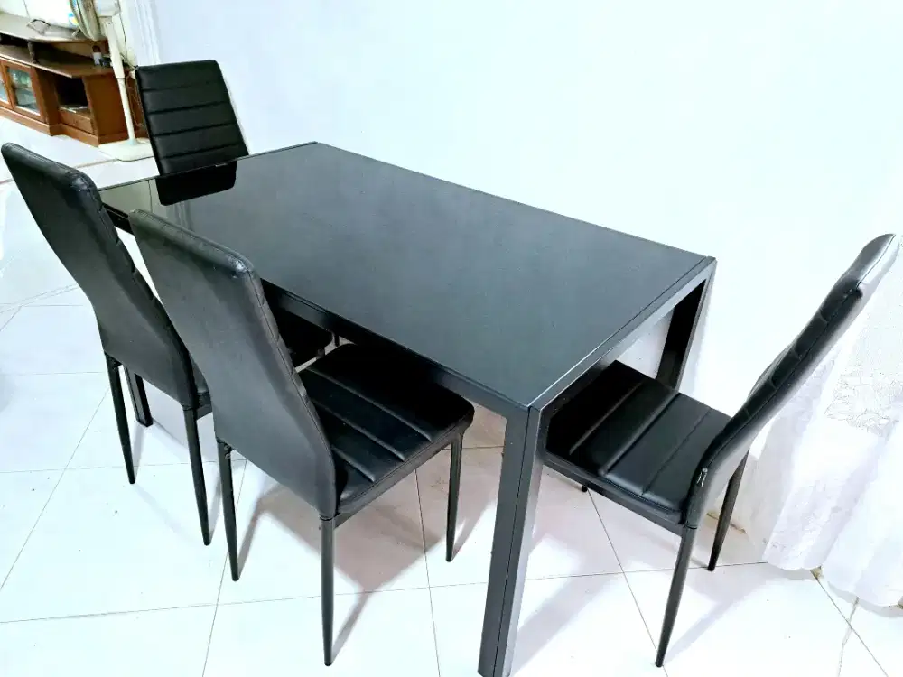 Meja makan dan kursi informa