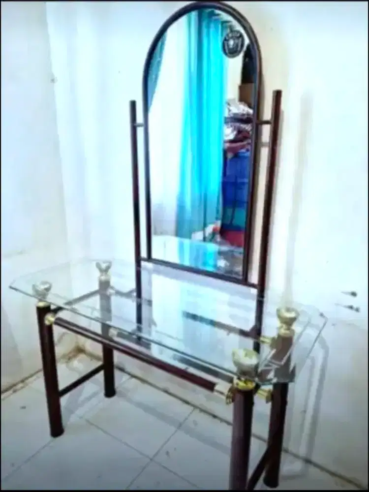 Meja Rias kaca rangka besi