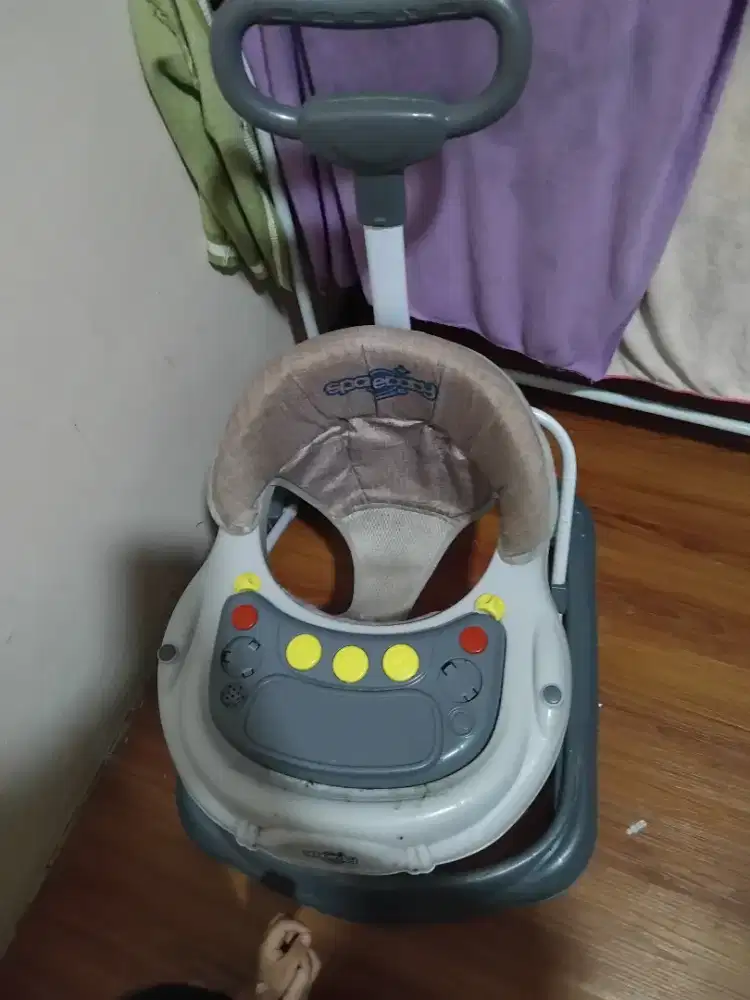 Baby walker ada music nya