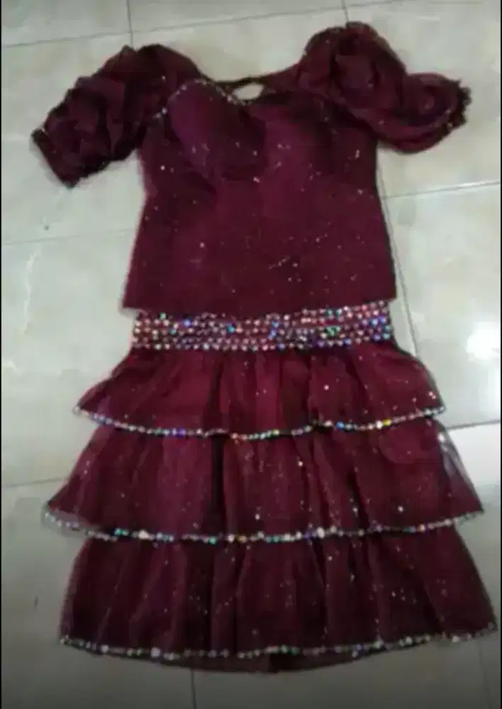 Gaun pesta, lingkar dada baju +/- 94cm, lingkar pinggang rok 80 cm