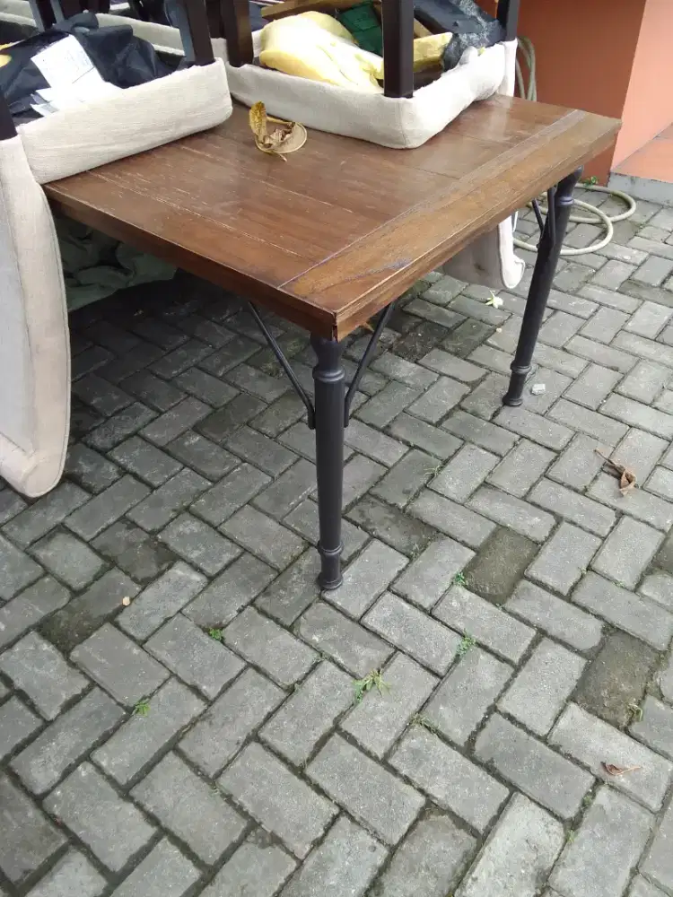 Meja untuk ruang makan