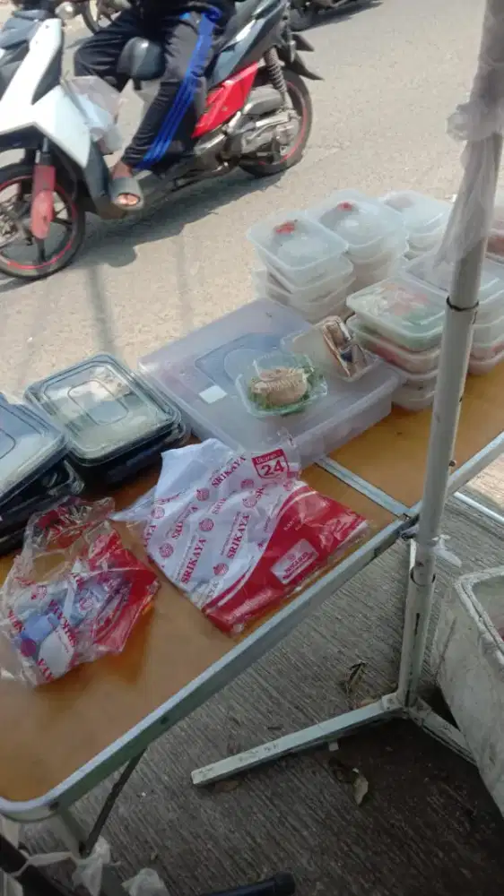 DICARI WANITA JAGA STAND MAKANAN