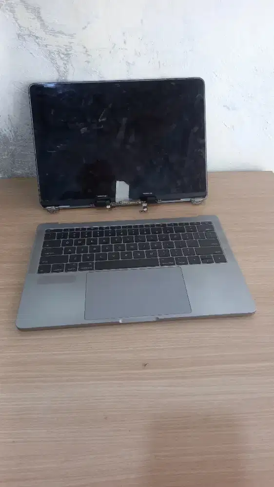 Macbook Pro 2017 Layar pecah