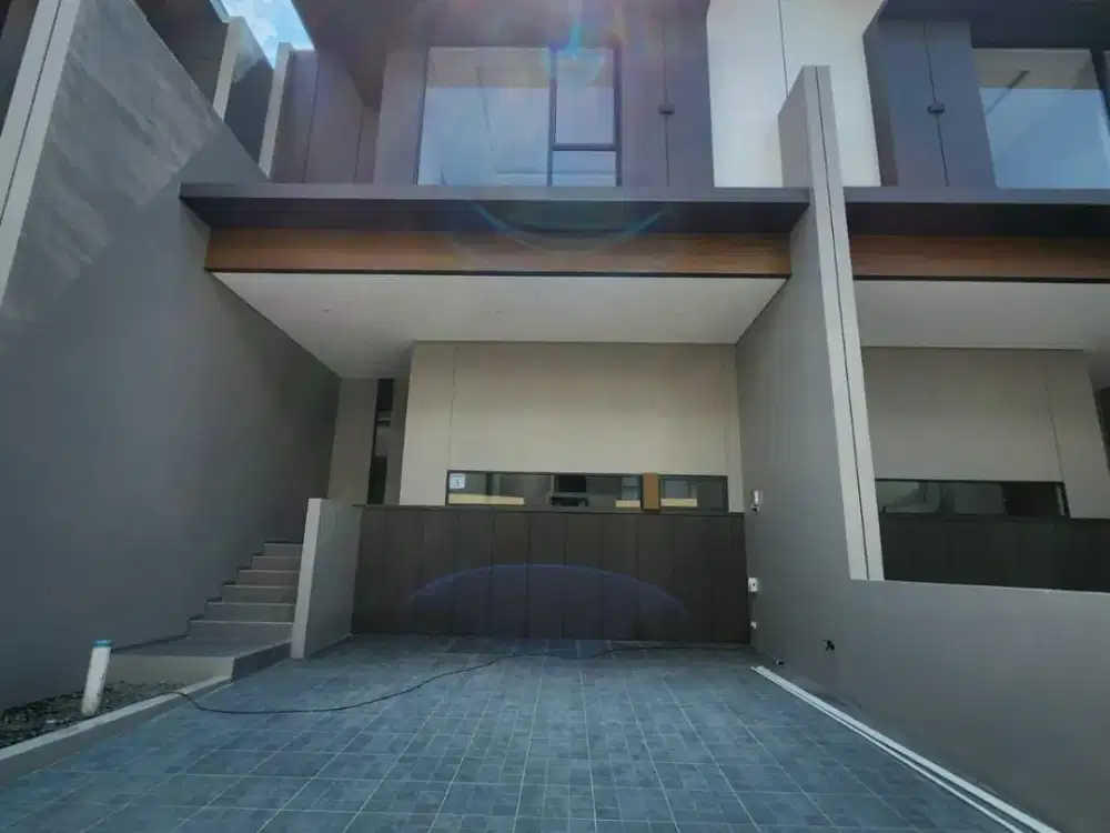 Y. Dijual  Rumah 2 lantai di Setra Duta Grande Corner Bandung