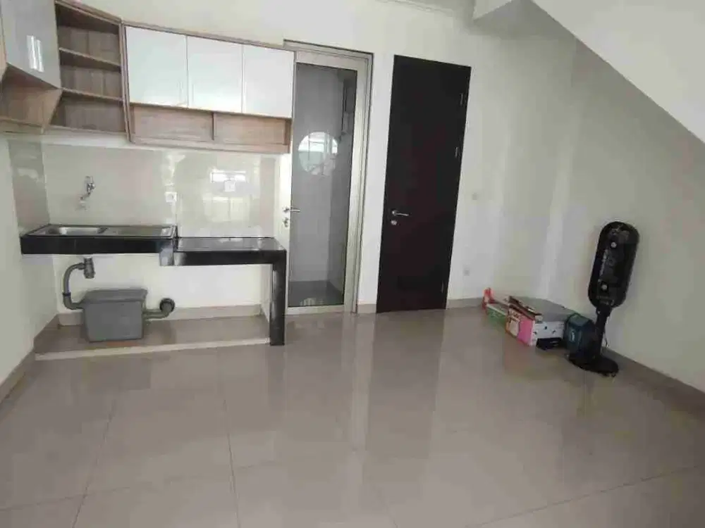 Disewa murah banget rumah PIK2 4,5x10 3Lt 3kamar tidur semi furnish