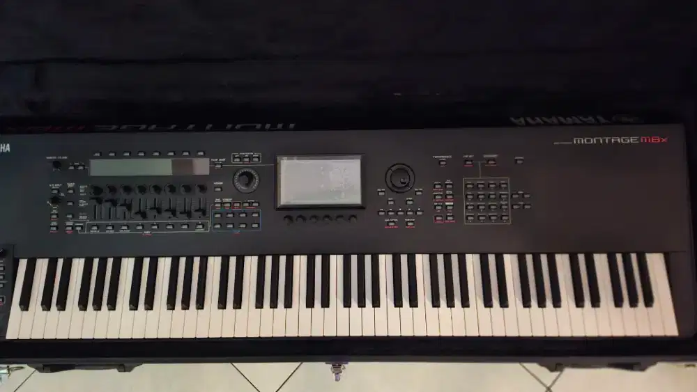 Dijual YAMAHA MONTAGE M8X pemakaian -/+ 1 tahun lengkap dgn hard case