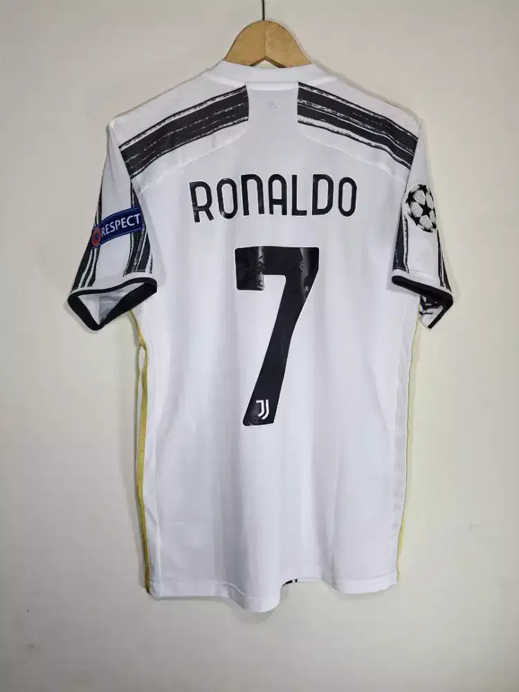 Jersey baju bola original juventus size M 2020 2021 cristiano ronaldo