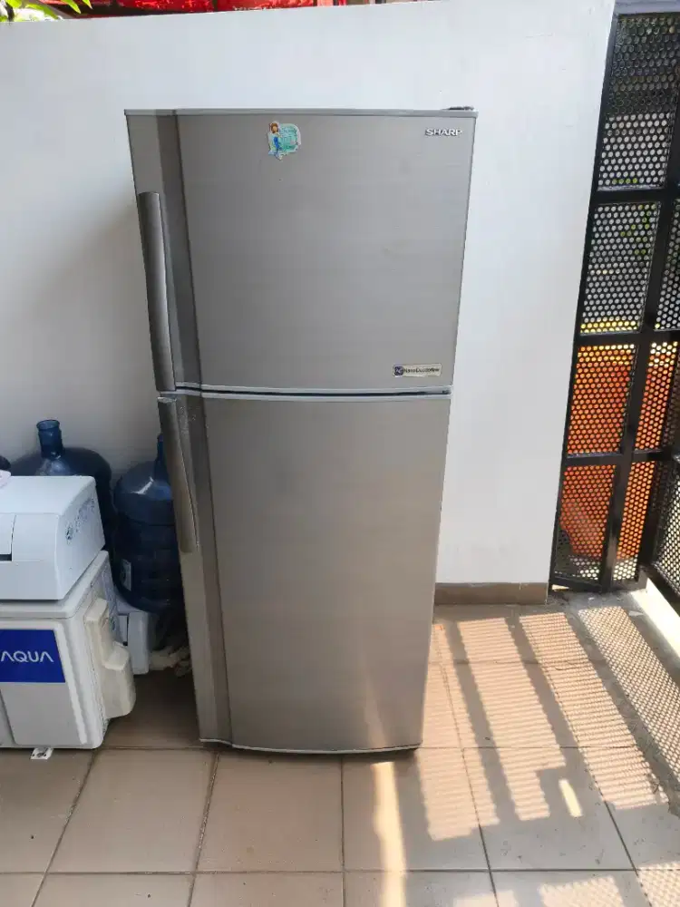 Kulkas sharp 2 pintu dingin tidak rusak