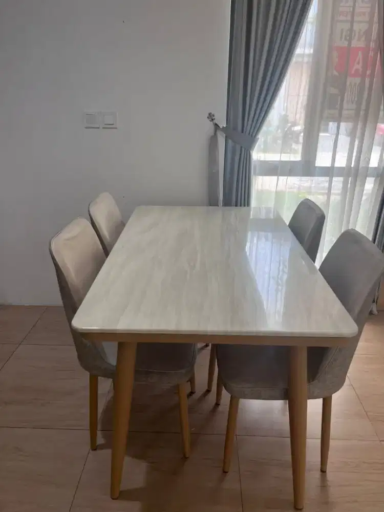 Meja Makan OFFO LIVING Second Like New (Kondisi masih mulus)